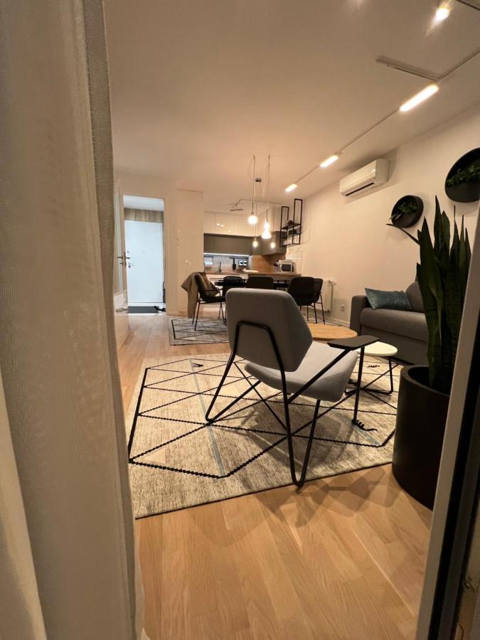 Astra Urban Garden Apartment, 2 Garage Parking Spaces *