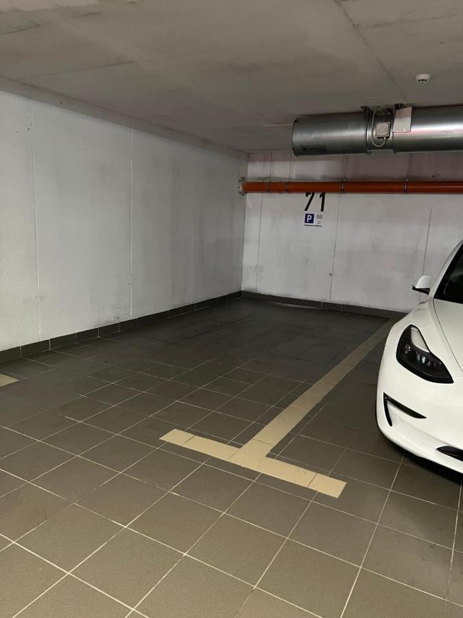 Astra Urban Garden Apartment, 2 Garage Parking Spaces Lägenhet