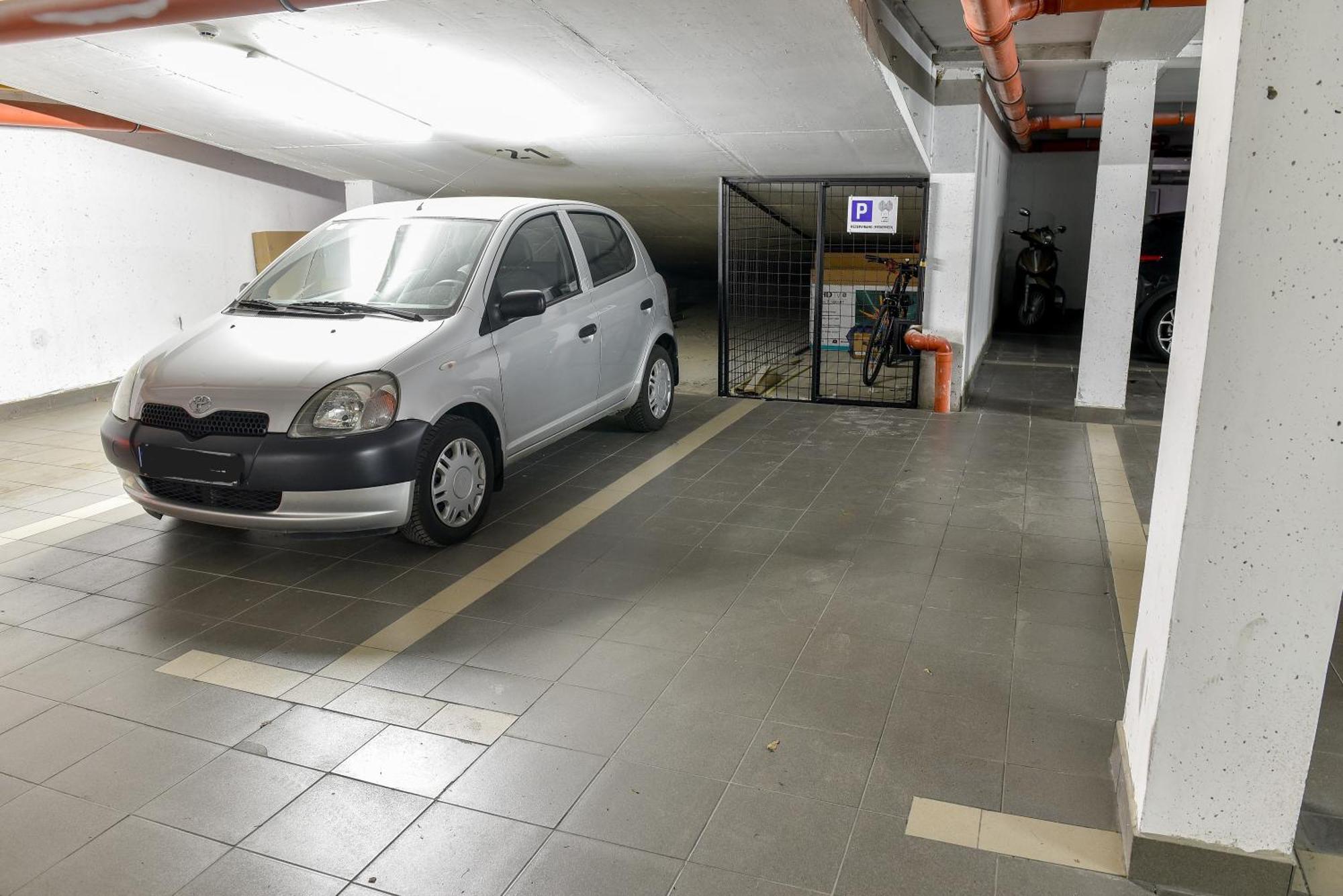 Astra Urban Garden Apartment, 2 Garage Parking Spaces *